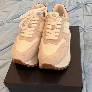 Elegant Cream and White Platform Sneakers Silent D platform 2.3